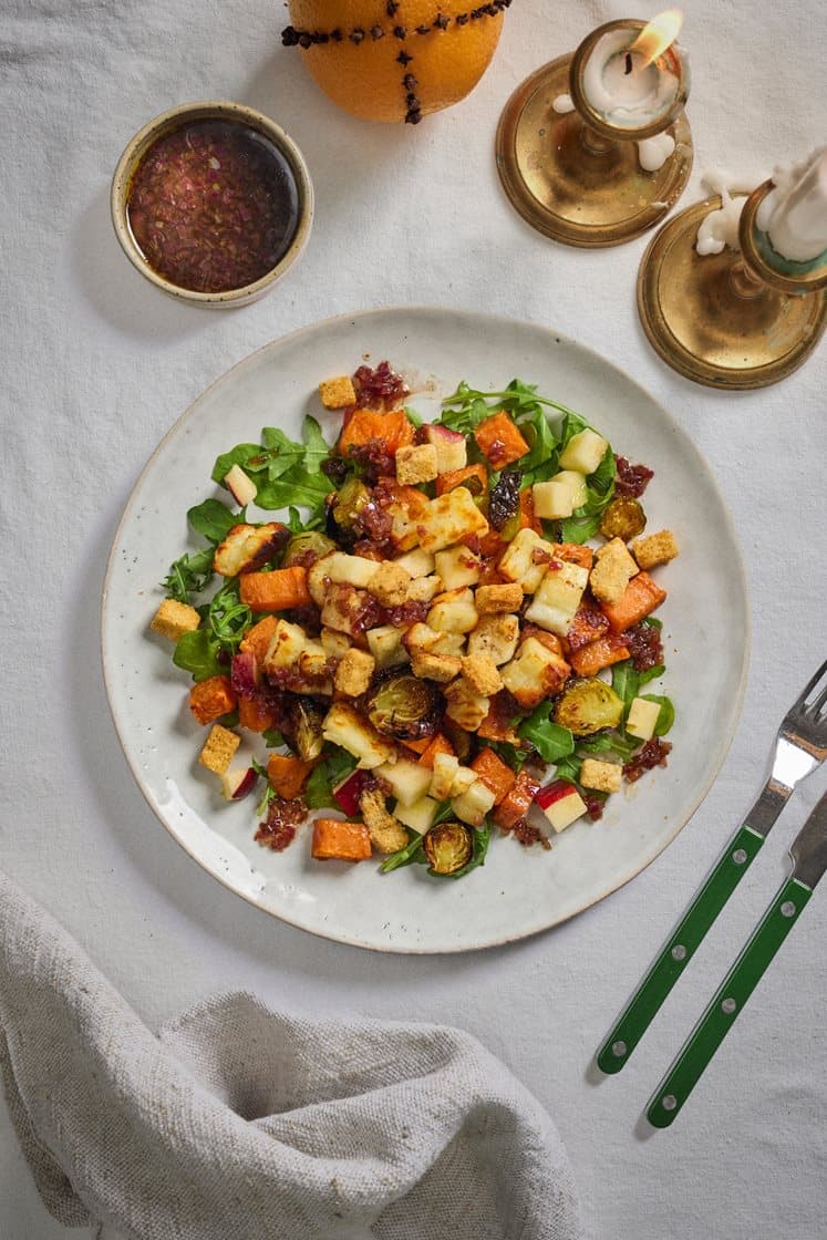 Ovnsbakt rosenkål- og søtpotetsalat med halloumi og varm balsamicovinaigrette