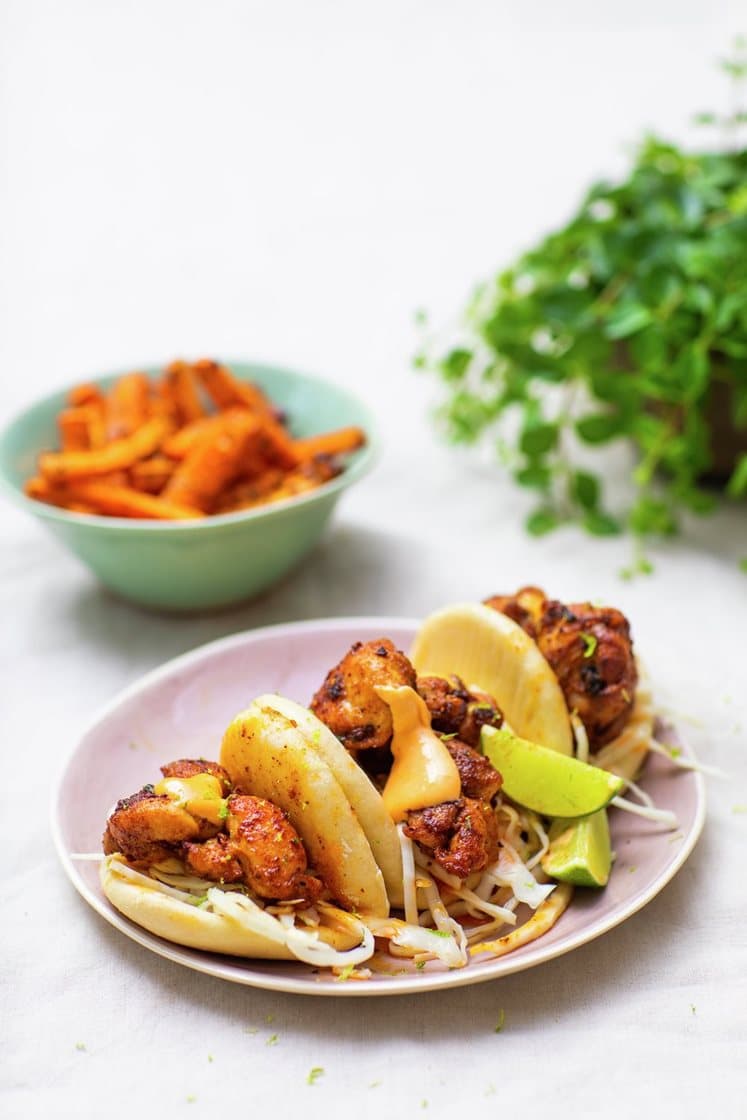 Steamed buns med krydret kylling, lettsyltet kål og chilimajones servert med bakte gulrotfries