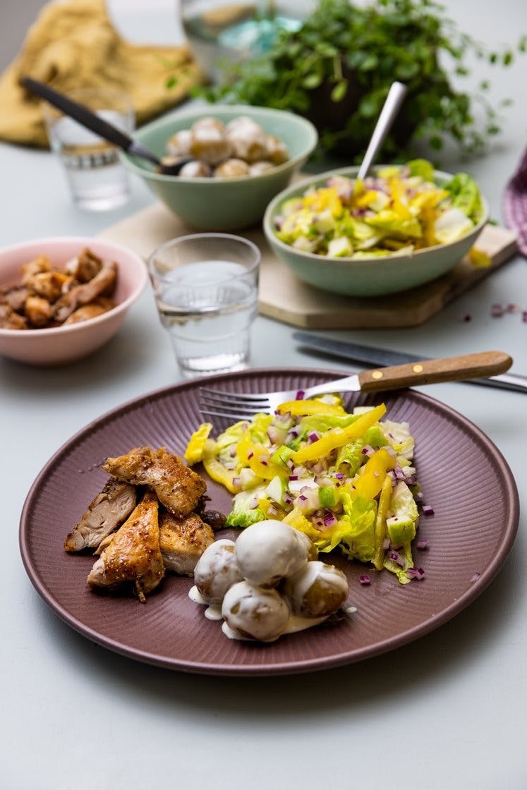 Sitruskrydret utbenet kyllinglår med frisk salat og cæsarkremet potetsalat