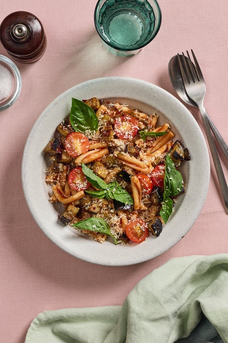 Pasta alla Norma med skjørost, cherrytomater og frisk basilikum