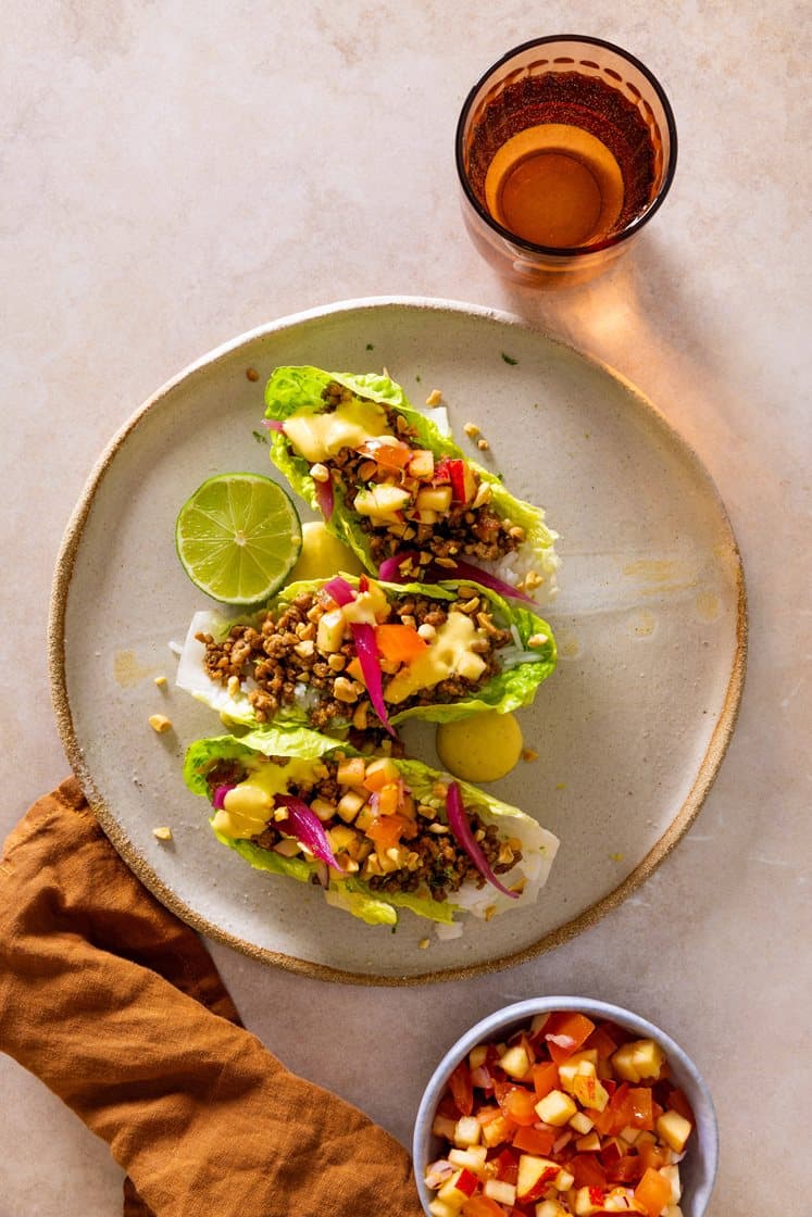 Soyawokket svinedeig i salatblader med curry- og mangodressing, jasminris og frisk salsa