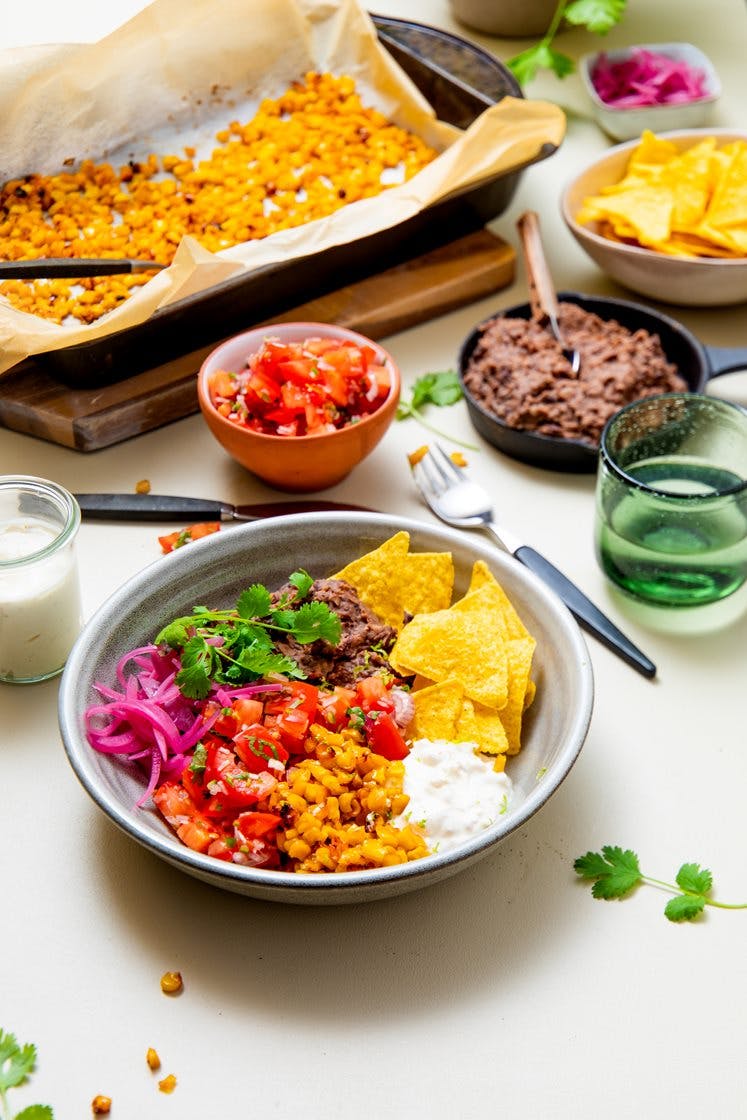 Frijoles refritos – meksikansk bønnegryte med pico de gallo, nachochips og fetaostkrem