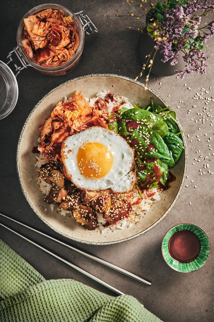 Bibimbap med soyastekt sopp, kimchi og stekt egg