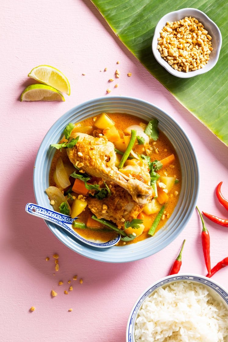Thailandsk massaman-curry med kyllinglår, poteter og ris 