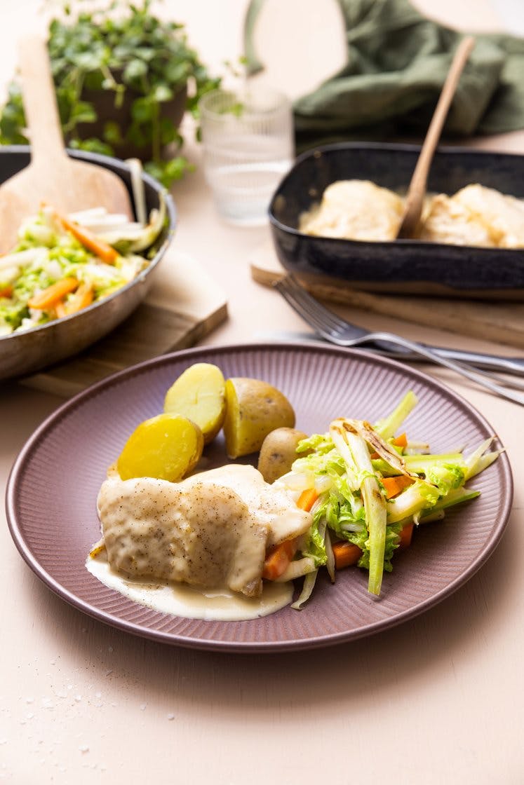 Ovnsbakt lyrfilet i smørsaus med savoykål, fennikel og poteter