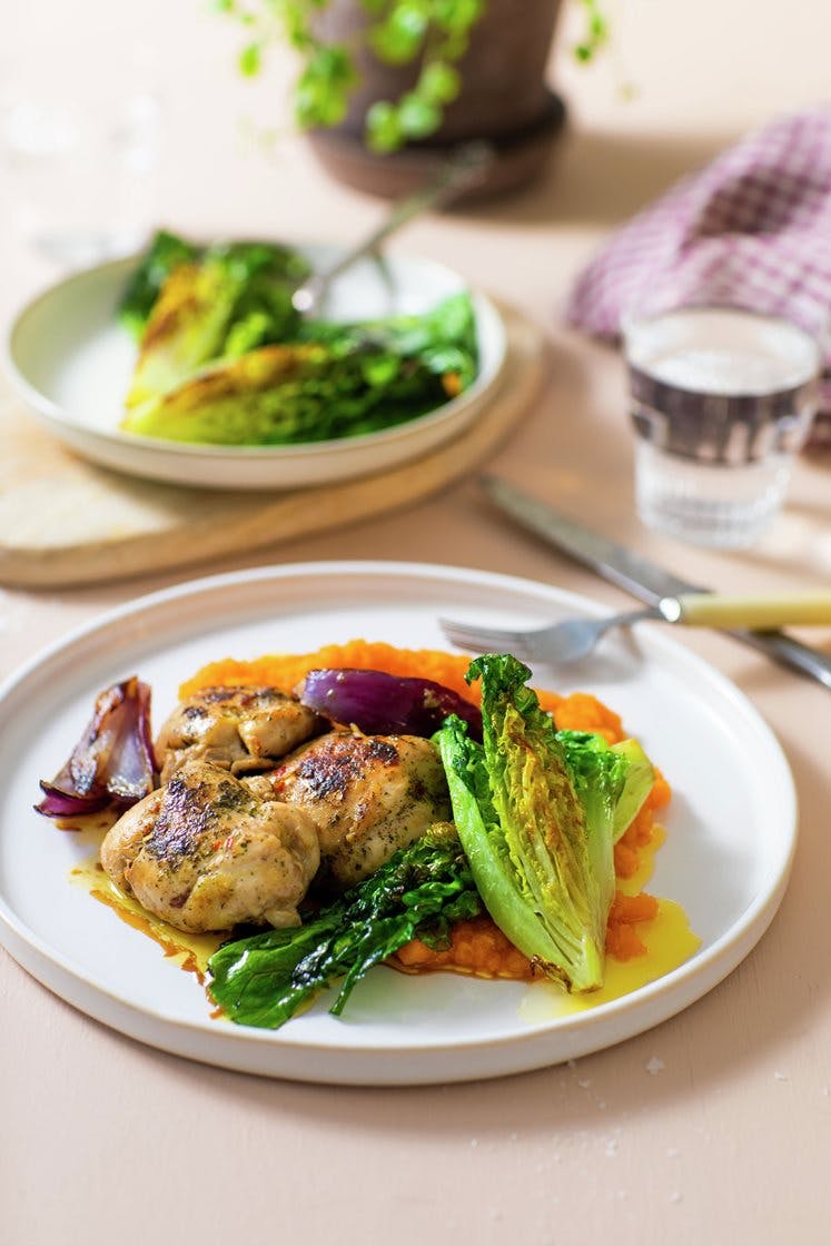 Utbenet kyllinglår med estragon og hvitløk, stekt hjertesalat, søtpotetpuré og soyasmør