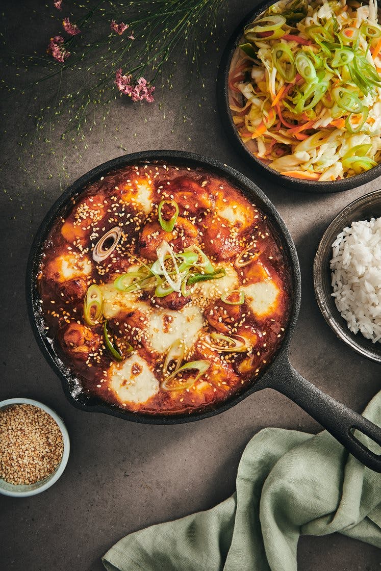 Buldak - Kyllingfilet med gochujang, mozzarella, sesamfrø og koreansk coleslaw