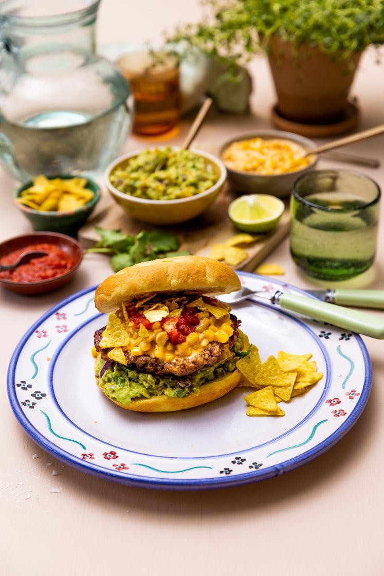 Texmex smashburger med chipotlekremet mais, guacamole og nachochips
