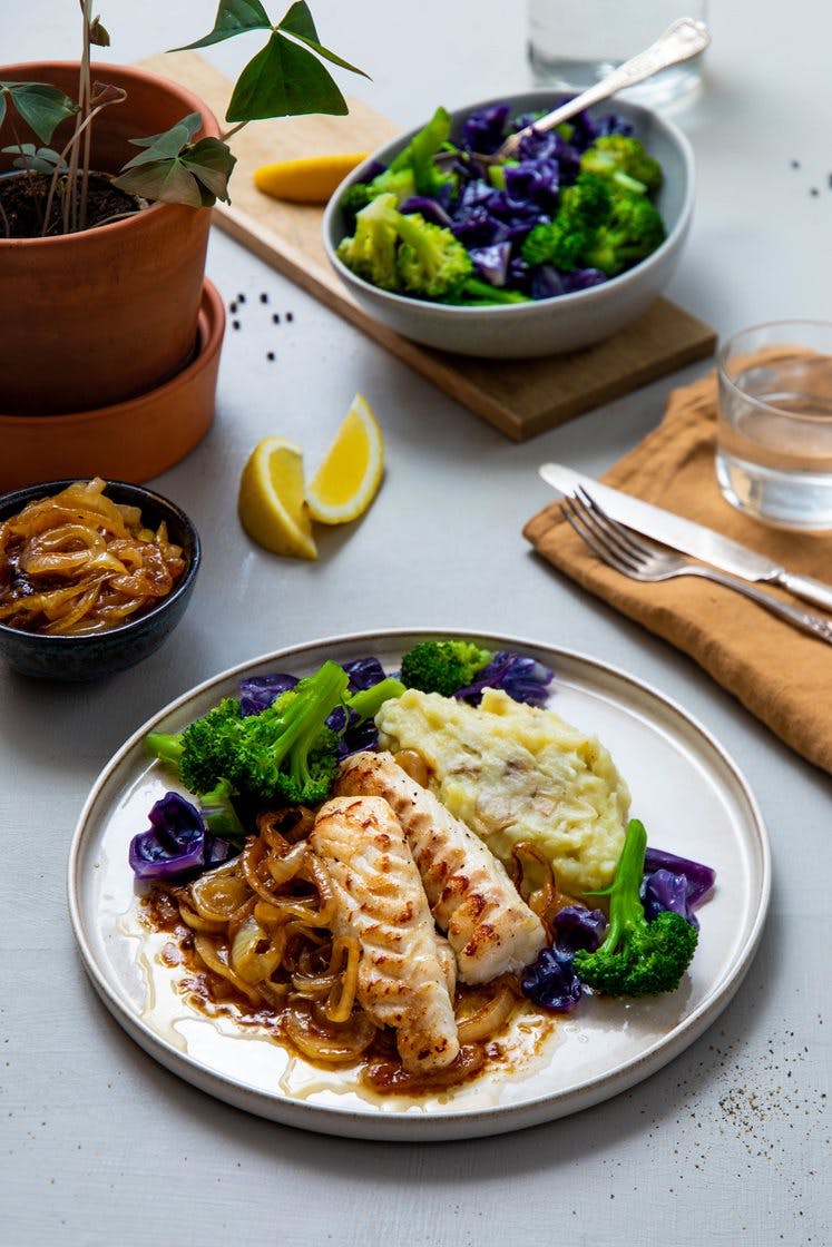 Pannestekt torsk med hjemmelaget potetmos, brokkoli og teriyakiløksjy