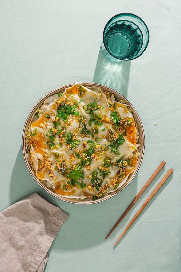 Fusion dumpling-lasagne servert med hjemmelaget chiliolje og peanøtter