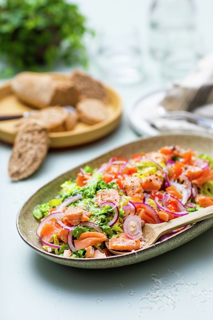 Salat med krydderbakt laks, Røros-rømme og nystekte multibrød
