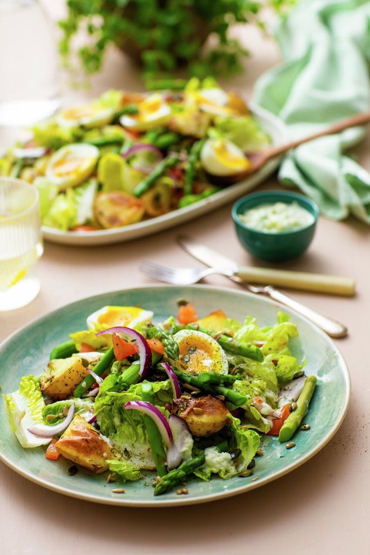 Salat med asparges, sprøstekte krydderpoteter, smilende egg og ramsløkdressing