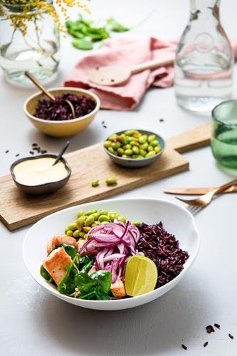 Bowl med lettstekt laks, sort ris, edamamebønner og syltet rødløk 