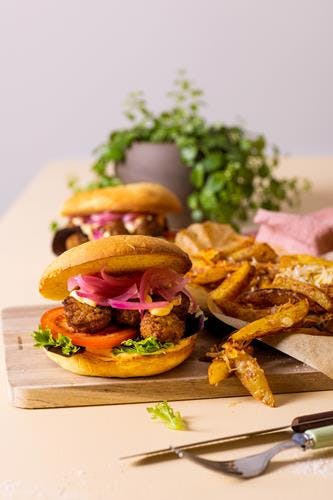 Falafelburger med cheesy tacofries, syltet rødløk og chilimajones