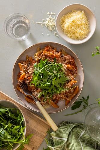 Pastapanne med kremet tomat- og kjøttsaus og ruccolasalat