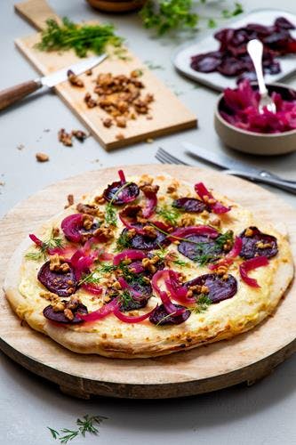 Vegetarisk hvit pizza med rødbeteskiver, valnøtter, syltet rødløk og dill