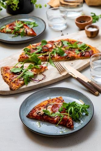 Pepperonipizza med aromasopp, rødløk og ruccolasalat