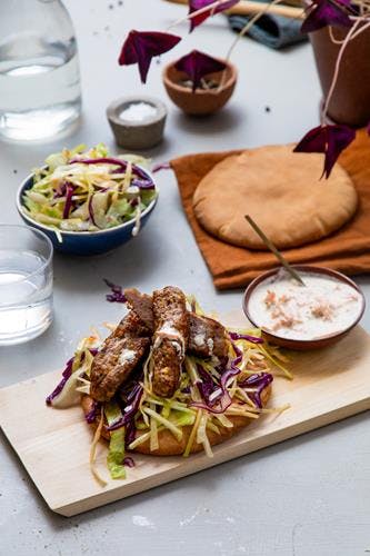 Tyrkisk storfekebab med blandet kålsalat, gulrot-tzatziki og rustikt brød
