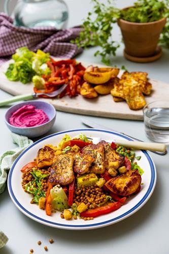 Salat med stekt halloumi, nektarin og paprika med rødbetehummus