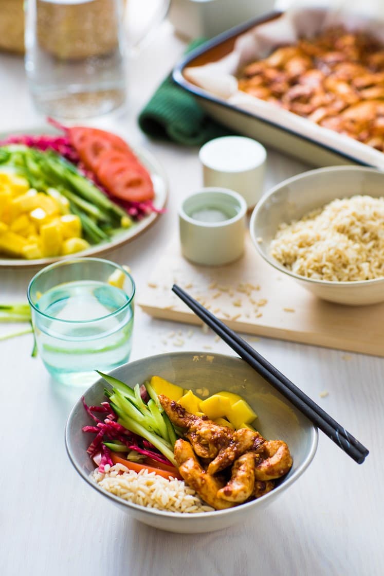 Asiatisk BBQ kylling Bowl Med Agurk Og Mango Oppskrift Godtlevert asiatisk-bbq-kylling-bowl-med-agurk-og-mango-oppskrift-godtlevert