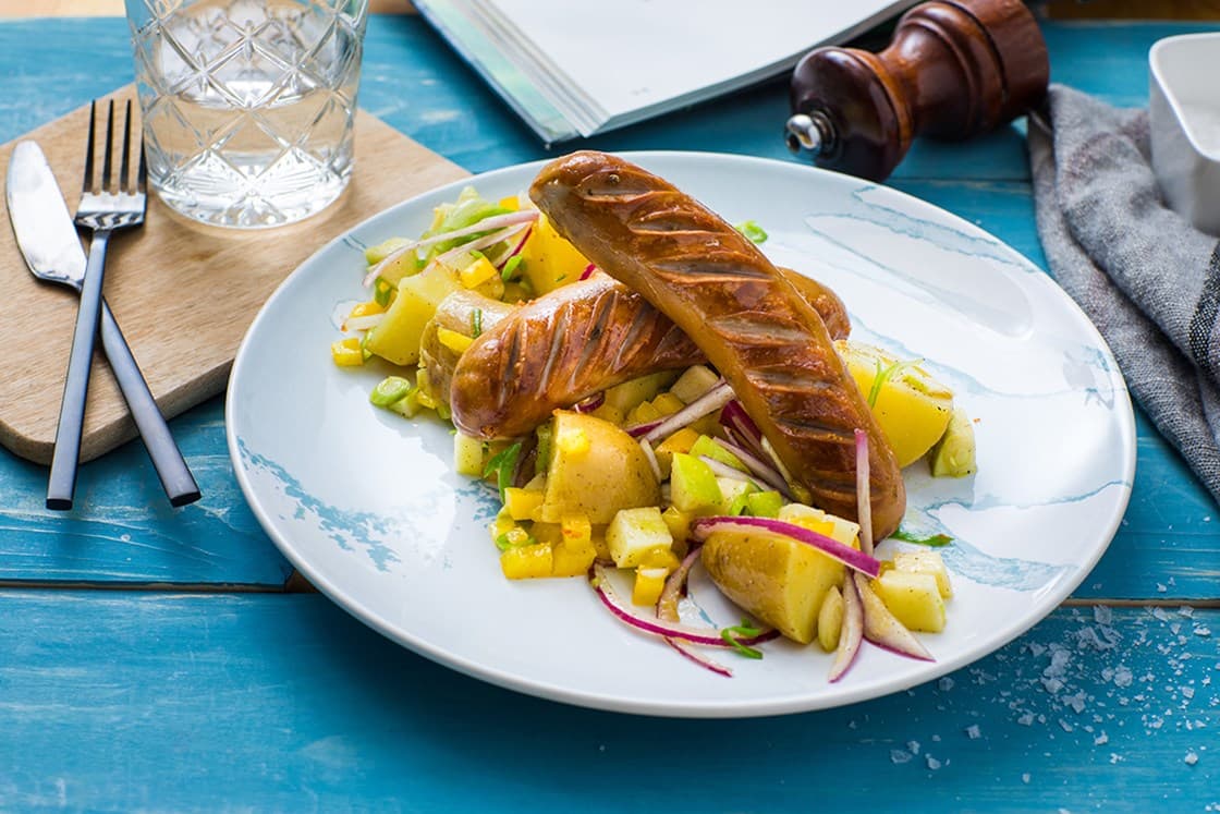 Stekte pølser med frisk potetsalat - Oppskrift - Godtlevert