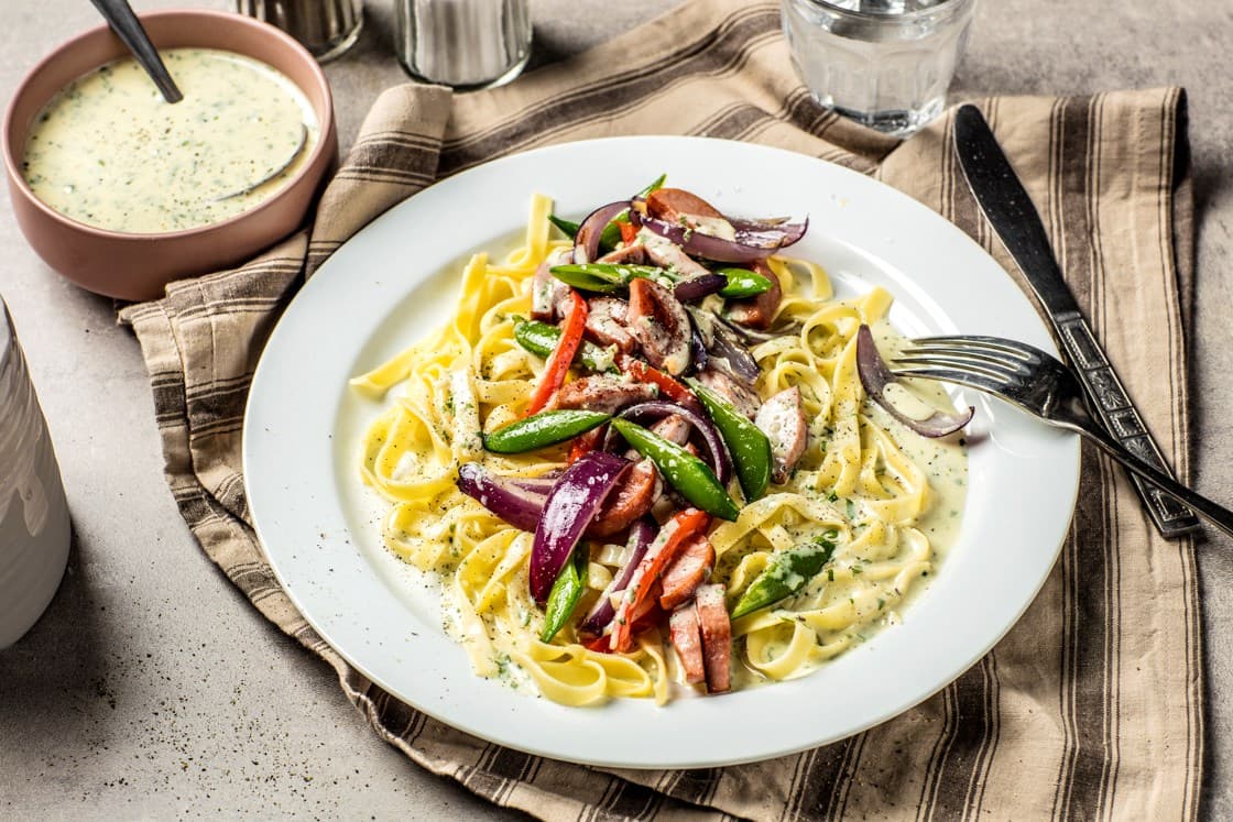 Pasta i ostesaus med pølser - Oppskrift - Godtlevert